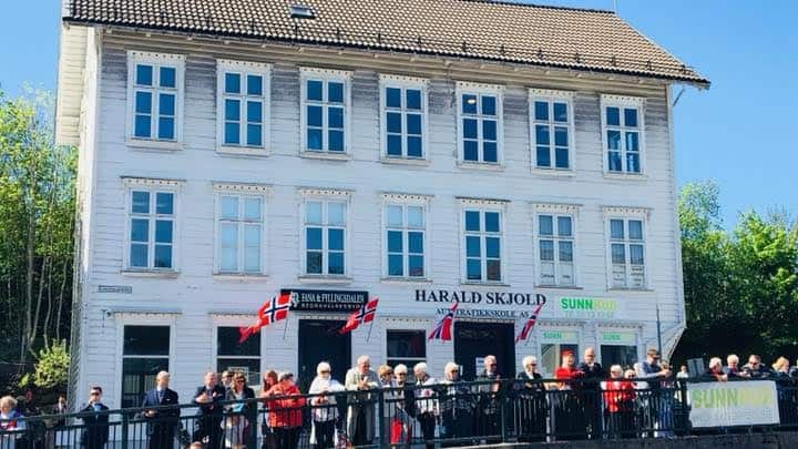 Harald Skjold Trafikkskole bygning med elever og kunder foran, tilbyr føreropplæring og trafikkskole tjenester i Oslo, kjent for kvalitet og erfarent personale.